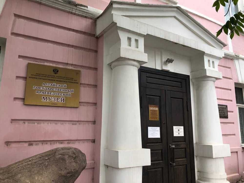 Разделен на зоны, включающие Разделен на зоны, включающие